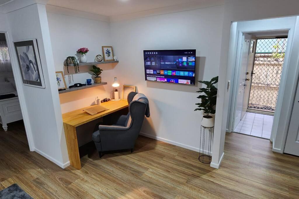 Holiday home Peaceful Getaway - Stylish, Newly Updated House *
